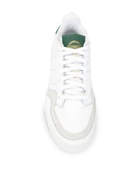 Baskets basses en cuir blanc et vert adidas