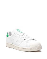 Baskets basses en cuir blanc et vert adidas