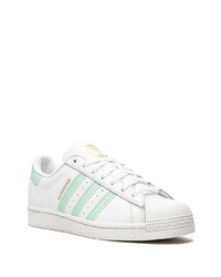 Baskets basses en cuir blanc et vert adidas