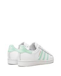 Baskets basses en cuir blanc et vert adidas