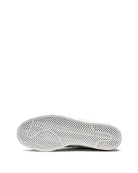 Baskets basses en cuir blanc et vert adidas