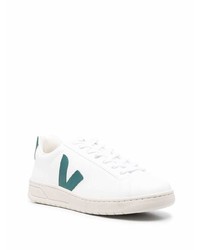 Baskets basses en cuir blanc et vert Veja