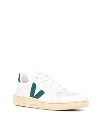 Baskets basses en cuir blanc et vert Veja