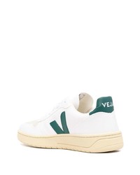 Baskets basses en cuir blanc et vert Veja