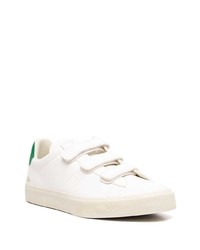 Baskets basses en cuir blanc et vert Veja