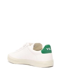 Baskets basses en cuir blanc et vert Veja