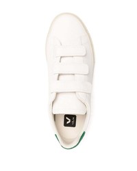 Baskets basses en cuir blanc et vert Veja