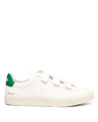 Baskets basses en cuir blanc et vert Veja