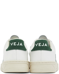 Baskets basses en cuir blanc et vert Veja