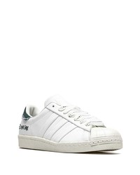 Baskets basses en cuir blanc et vert adidas