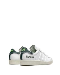 Baskets basses en cuir blanc et vert adidas