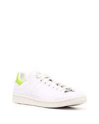 Baskets basses en cuir blanc et vert adidas