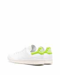 Baskets basses en cuir blanc et vert adidas