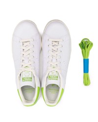 Baskets basses en cuir blanc et vert adidas