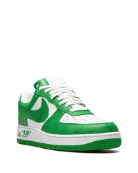 Baskets basses en cuir blanc et vert Nike