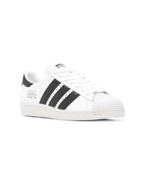 Baskets basses en cuir blanches et noires adidas