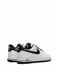 Baskets basses en cuir blanches et noires Nike