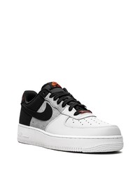 Baskets basses en cuir blanches et noires Nike