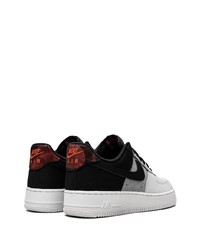 Baskets basses en cuir blanches et noires Nike