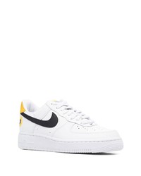 Baskets basses en cuir blanches et noires Nike