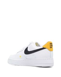 Baskets basses en cuir blanches et noires Nike