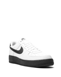 Baskets basses en cuir blanches et noires Nike