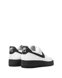 Baskets basses en cuir blanches et noires Nike