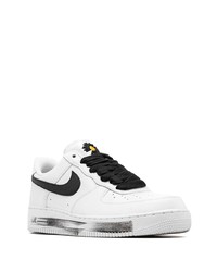 Baskets basses en cuir blanches et noires Nike