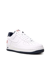 Baskets basses en cuir blanches et noires Nike