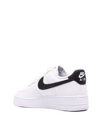 Baskets basses en cuir blanches et noires Nike