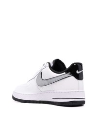 Baskets basses en cuir blanches et noires Nike