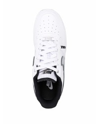 Baskets basses en cuir blanches et noires Nike