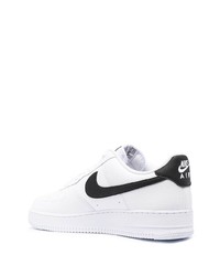 Baskets basses en cuir blanches et noires Nike