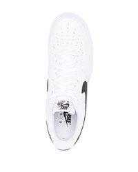 Baskets basses en cuir blanches et noires Nike