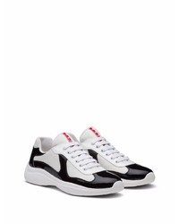 Baskets basses en cuir blanches et noires Prada