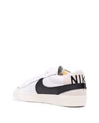 Baskets basses en cuir blanches et noires Nike