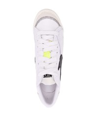 Baskets basses en cuir blanches et noires Nike