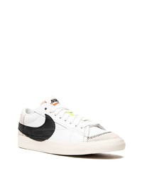 Baskets basses en cuir blanches et noires Nike