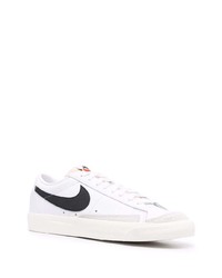 Baskets basses en cuir blanches et noires Nike