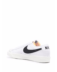 Baskets basses en cuir blanches et noires Nike