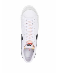 Baskets basses en cuir blanches et noires Nike