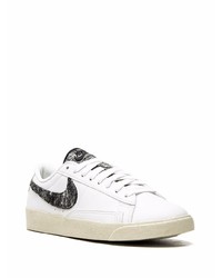 Baskets basses en cuir blanches et noires Nike