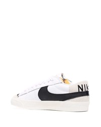 Baskets basses en cuir blanches et noires Nike