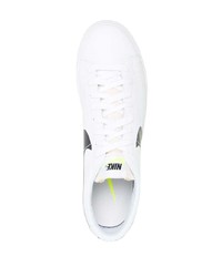 Baskets basses en cuir blanches et noires Nike