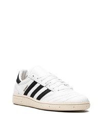 Baskets basses en cuir blanches et noires adidas