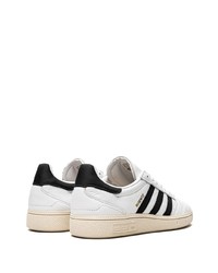 Baskets basses en cuir blanches et noires adidas