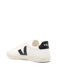 Baskets basses en cuir blanches et noires Veja