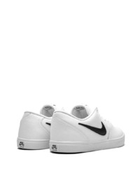 Baskets basses en cuir blanches et noires Nike