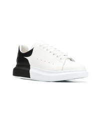 Baskets basses en cuir blanches et noires Alexander McQueen