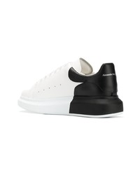 Baskets basses en cuir blanches et noires Alexander McQueen